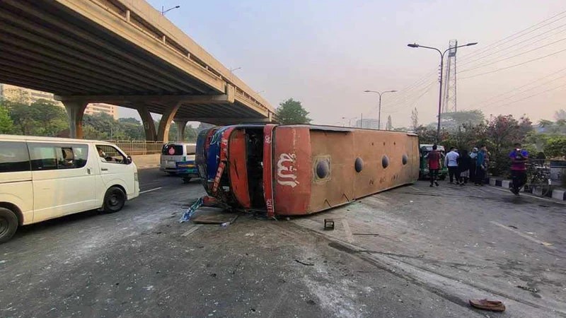 বনানীতে বাস উল্টে আহত ৪২ শ্রমিক